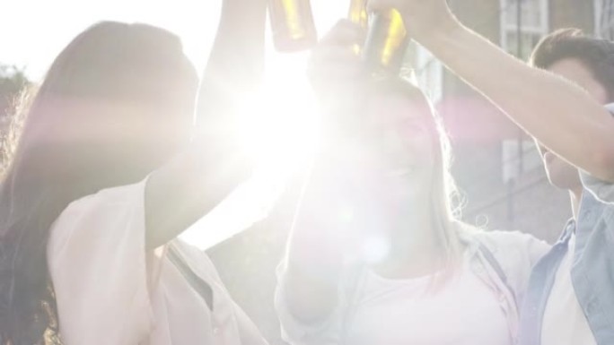 一群年轻朋友在外面用啤酒瓶敬酒的4k视频片段