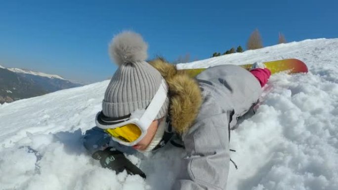 特写: 女士撞到雪中时试图用滑雪板转弯