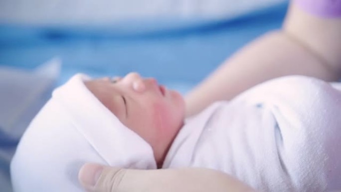 母亲分娩后在医院用爱心抚摸儿子新生儿