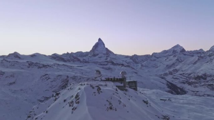 马特洪峰在冬天的夜晚。瑞士阿尔卑斯山。瑞士。空中无人机