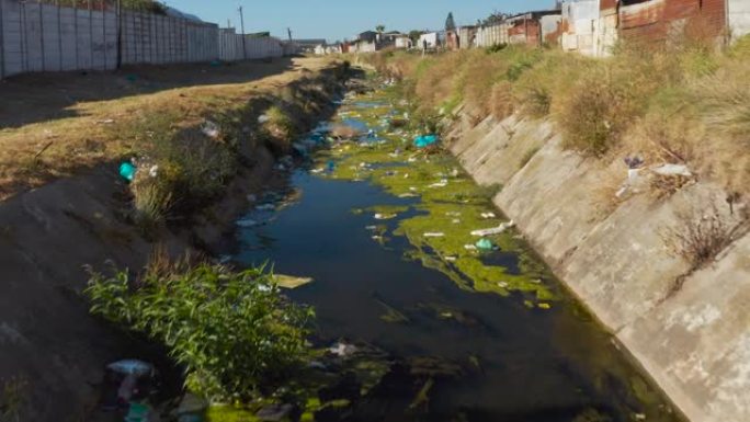 水污染。特写空中缩小了污染水道的可怕塑料污染，南非