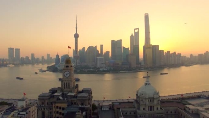 现代城市的日出上海陆家嘴电视塔明珠黄浦江