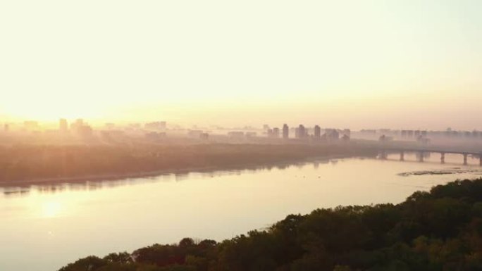 令人惊叹的鸟瞰图，第聂伯河上宁静的夏季日出天空和基辅上空的雾气，乌克兰大桥全景。