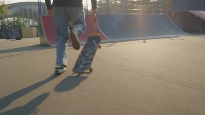 青少年在滑板场做Kickflip技巧