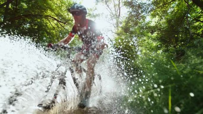 时间扭曲效应骑自行车的人在树林里骑自行车过河