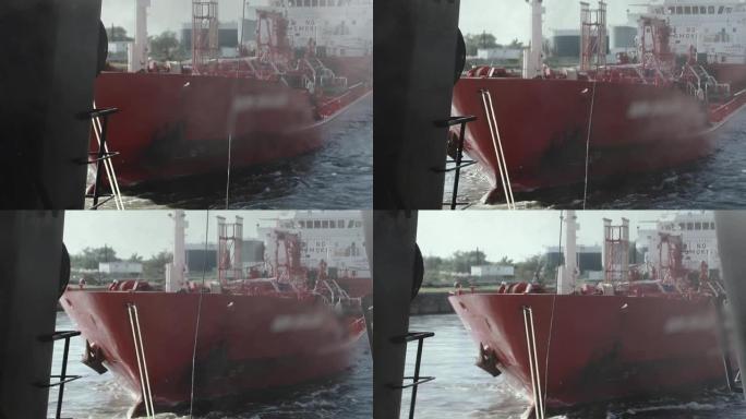 拖船在阿根廷布宜诺斯艾利斯港拖曳一艘油轮。