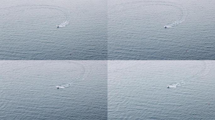 一名男子在海上乘坐喷气式飞机的SLO MO鸟瞰图