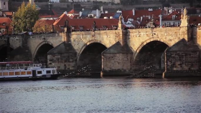 查尔斯桥 (Charles Bridge) 的景色，这是一座中世纪的石拱桥，在日落时穿越捷克共和国首