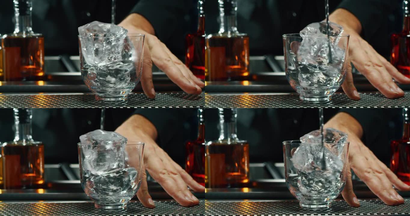 专业调酒师的特写镜头正在酒吧或迪斯科俱乐部为顾客准备含冰块的酒精鸡尾酒。