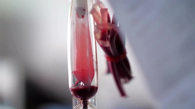 静脉滴注的特写给病人补充血液