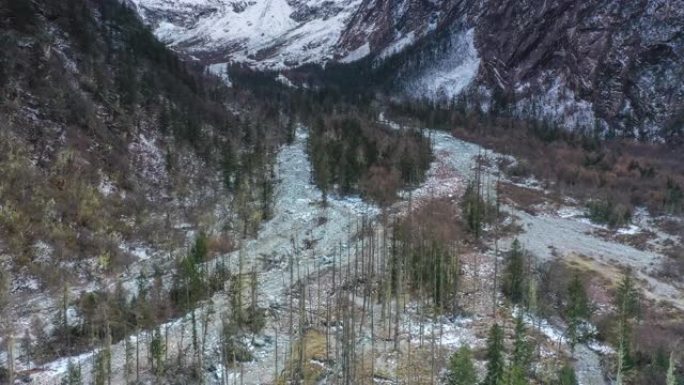 雪山下的山谷有生态之美