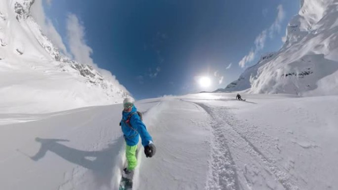 自拍照: 年轻男女滑雪板巡回演出并切碎新鲜的粉末雪。