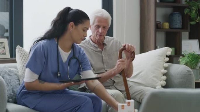 4k视频片段，一名女护士与她的老年患者进行了检查