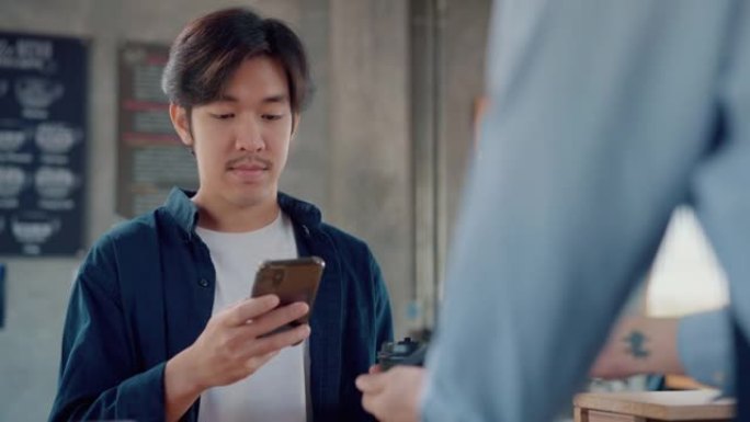 客户使用手机支付非接触式。