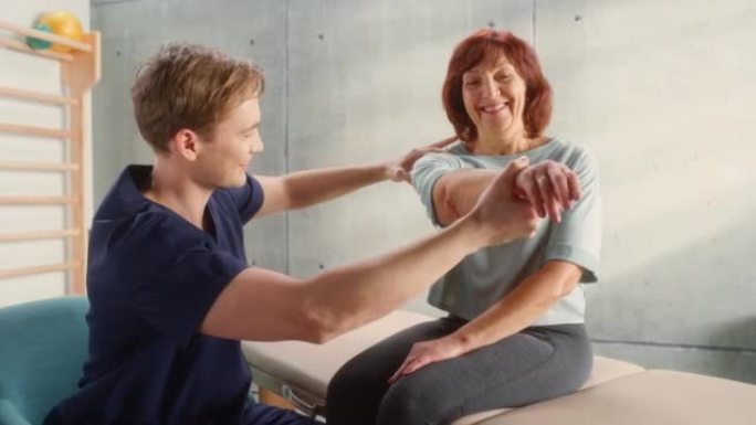 高级运动理疗专家伸展和工作在特定的肌肉或肩关节与老年妇女。中年女性从轻度损伤中恢复，正在接受康复治疗