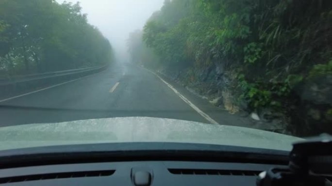 汽车在雾山上行驶挡风玻璃视角山林公路雨天