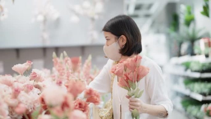 亚洲女花店准备一束鲜花。