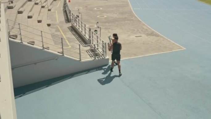 一个年轻男女走上赛道跑步的4k视频片段