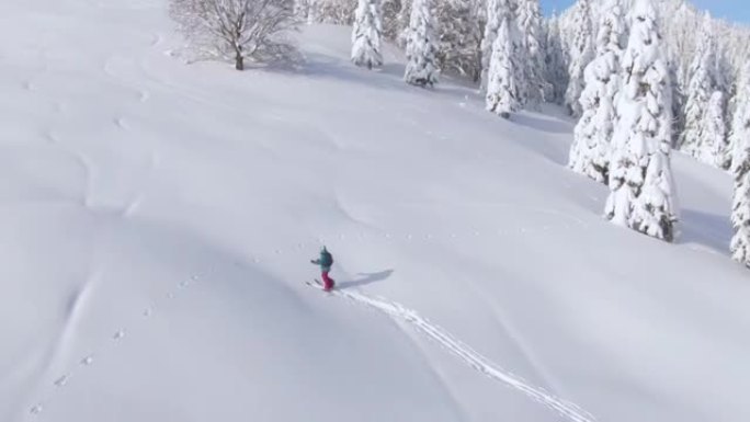 无人机: 适合女性游客在Bohinj进行滑雪旅行，徒步上山。