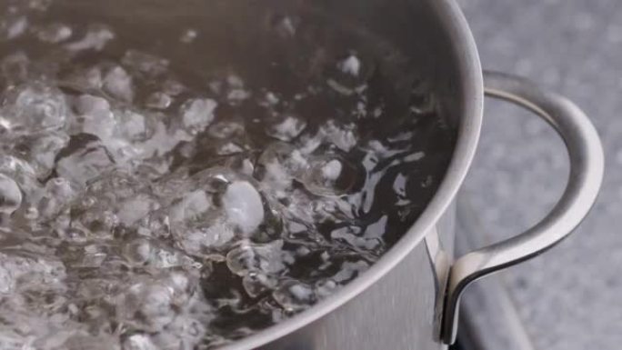 在沸水中关闭气泡。开水锅的碎片。烹饪概念，慢动作