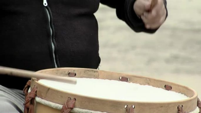 男子演奏 “Bombo Leguero”，这是一种用木头和动物皮革制成的阿根廷鼓，用于当地传统民俗音