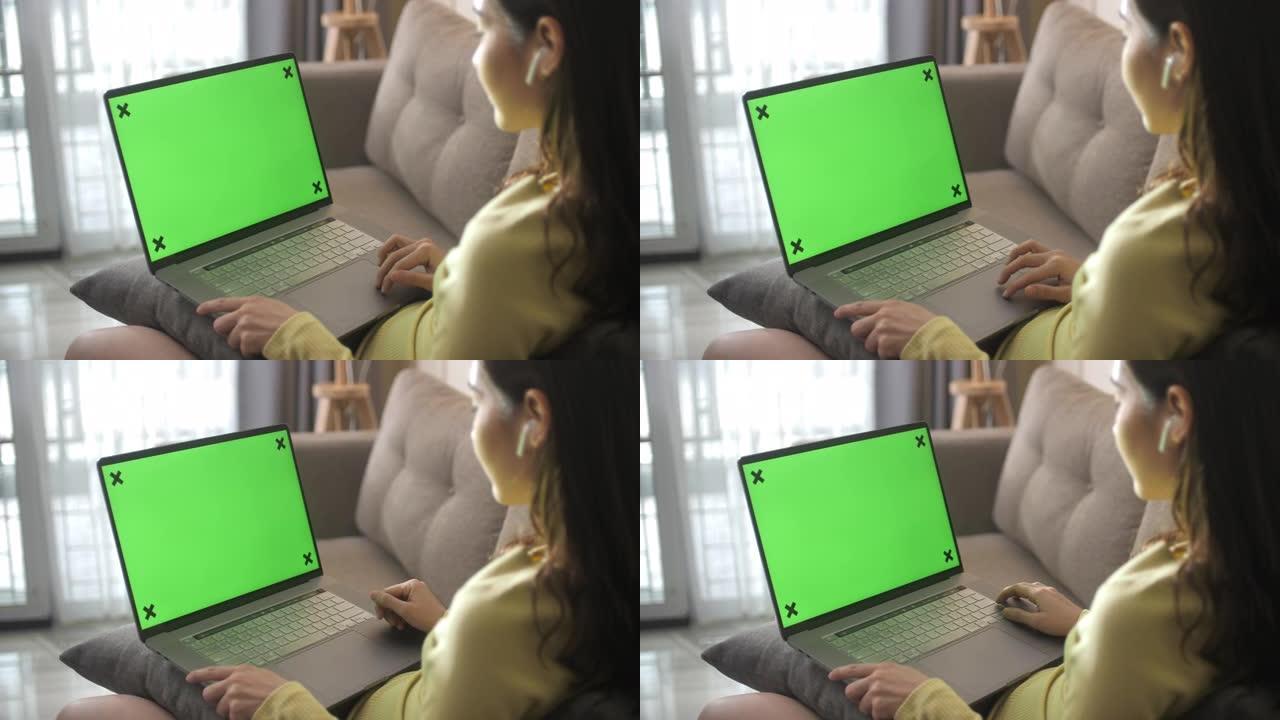 使用带空白显示色度键的笔记本电脑的女人