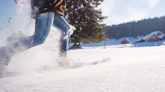 穿着雪鞋穿过田园诗般的积雪覆盖的冬季景观
