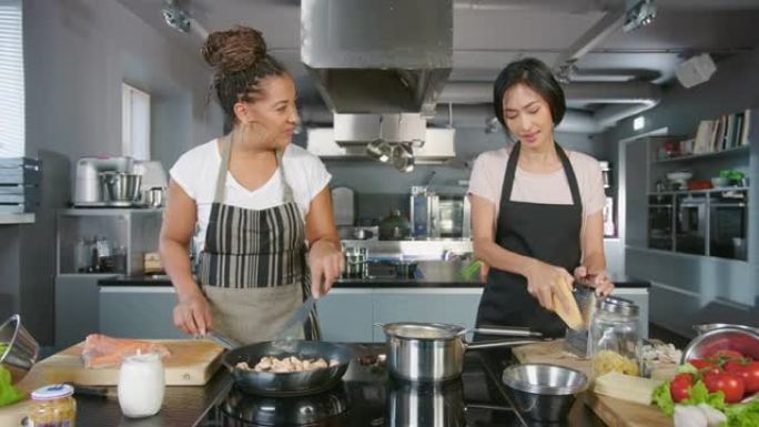 电视烹饪节目厨房有两位大厨。两位女主持人教如何烹饪食物。专业人士谈论美味的菜谱。健康膳食准备在线视频