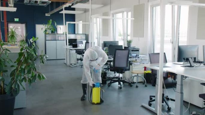 消毒使用手动消毒机的办公室公用事业工人