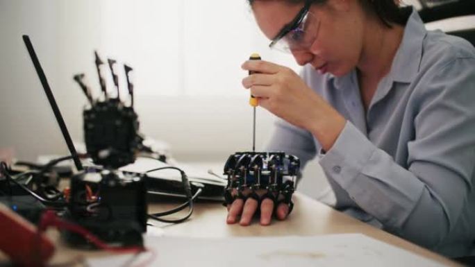 电子工程师与机器人检查电压和程序响应时间