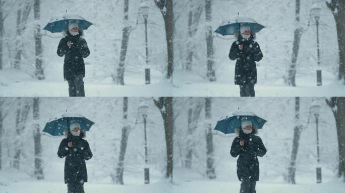 特写: 一场暴风雪中，穿着厚厚的冬衣的年轻女子沿着大街走