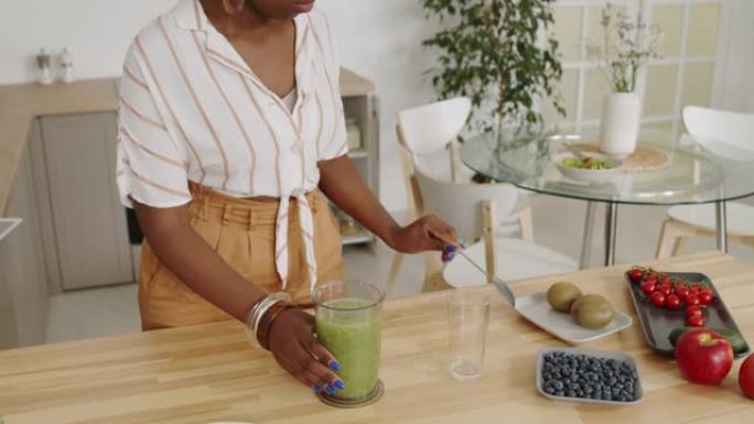 非裔美国妇女生产健康的绿色排毒饮料