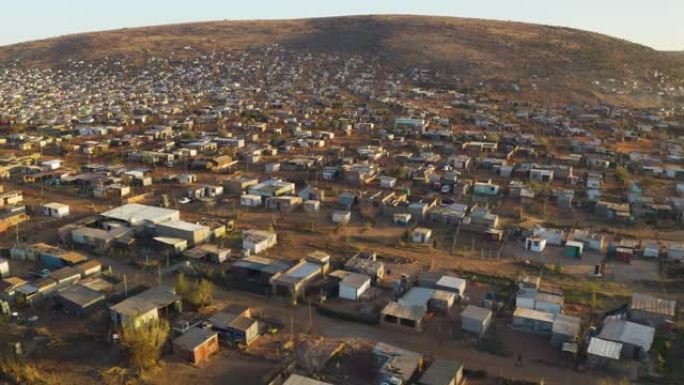 在拥挤且人口稠密的Mamelodi非洲小镇 (棚户区) 上不断蔓延的空中平移视图，南非