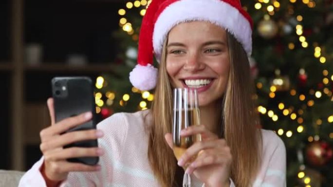 年轻的少女使用手机拍摄圣诞视频贺卡