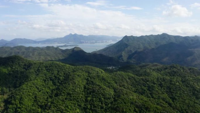 鸟瞰图，绿色的山丘和山脉在蓝天和白云的衬托下