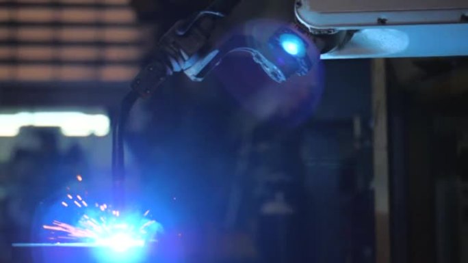 工厂工业中机械臂和控制自动化机器人的工程师检查工作