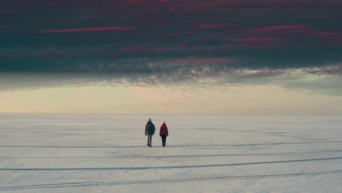 两个旅行者在冰冷的湖中漫步
