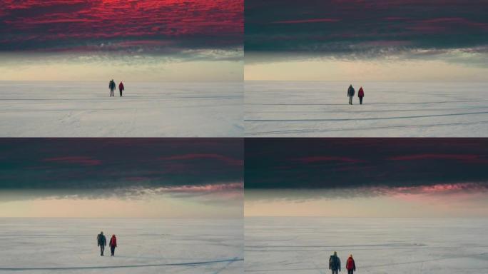两个旅行者在冰冷的湖中漫步