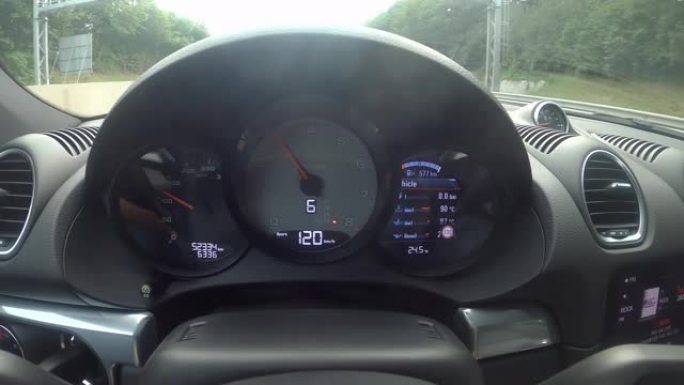 特写: 数字仪表板和保时捷在高速公路上超速行驶的拨盘。