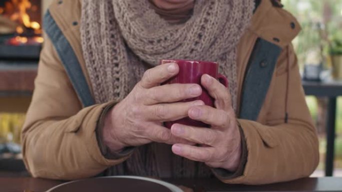 面目全非的老人拿着茶杯