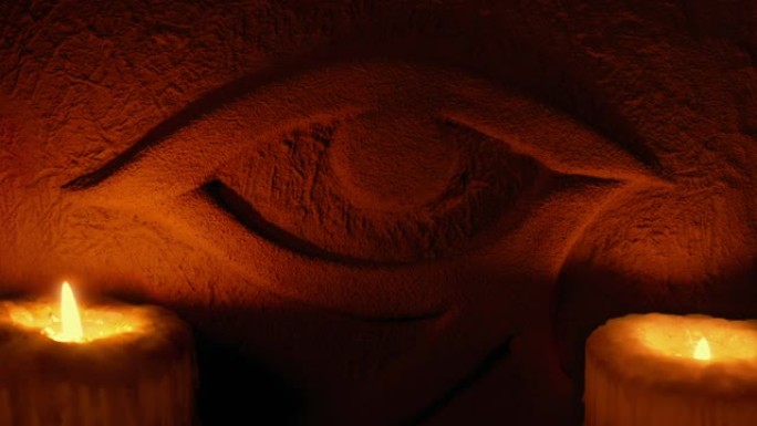 拉埃及岩石雕刻的眼睛闪烁着蜡烛