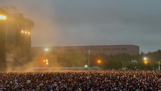 阿根廷布宜诺斯艾利斯的一场音乐会上的人群。4k分辨率。
