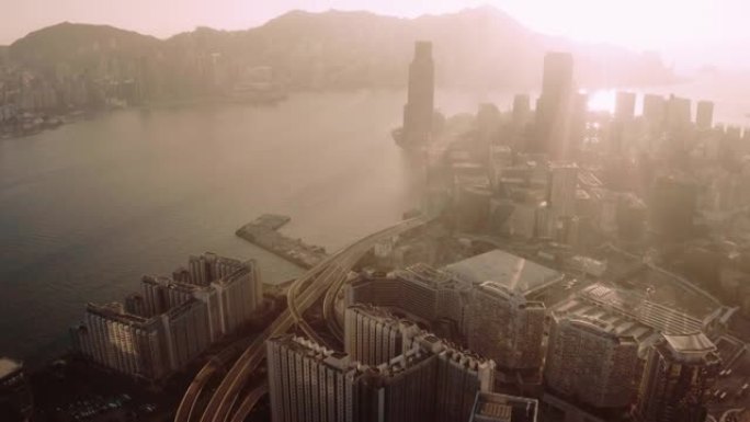 从天空看日落的香港城市景观
