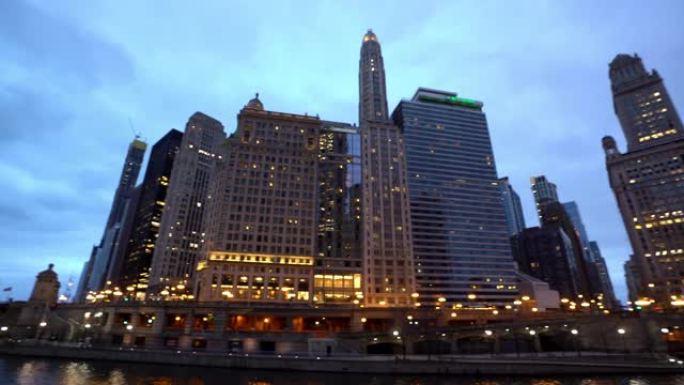 平移: 芝加哥市中心的日落芝加哥天际线建筑
