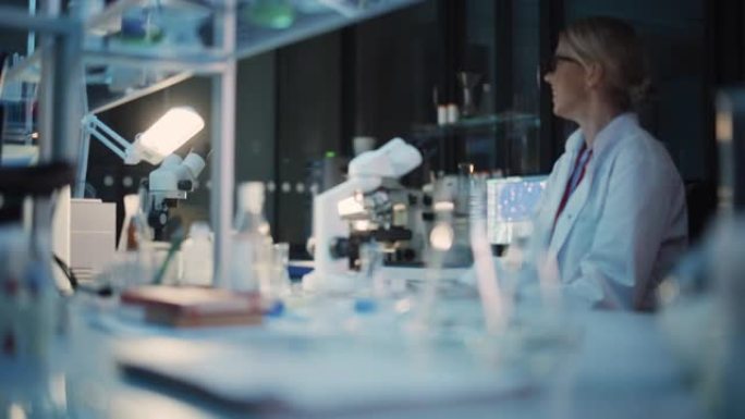 令人惊讶的女性研究科学家在显微镜下研究病毒疫苗样本时做出了重要发现。她打电话给同事，并与其他生物工程