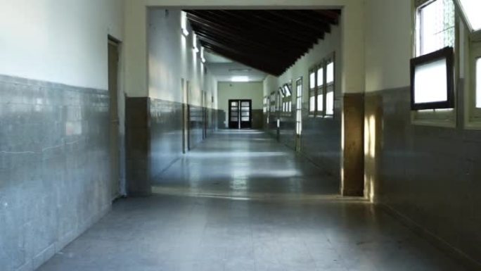 空荡荡的学校走廊，阿根廷布宜诺斯艾利斯一所公立学校的空荡荡的走廊。放大。
