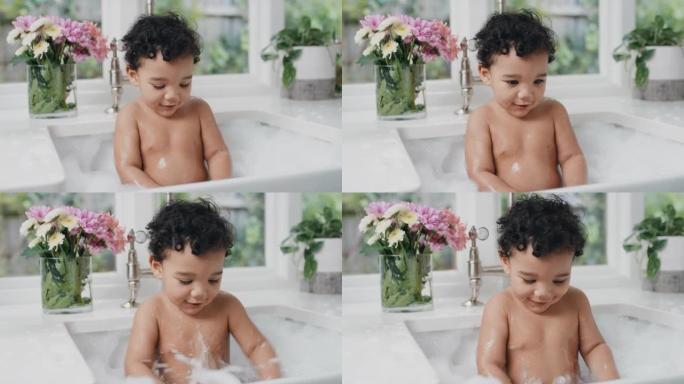 可爱的婴儿洗澡有趣的幼儿在厨房水槽洗澡玩肥皂泡4k