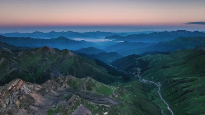 日出时川西的山很梦幻