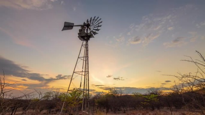 WS延时风车日落天空下，纳米比亚，非洲