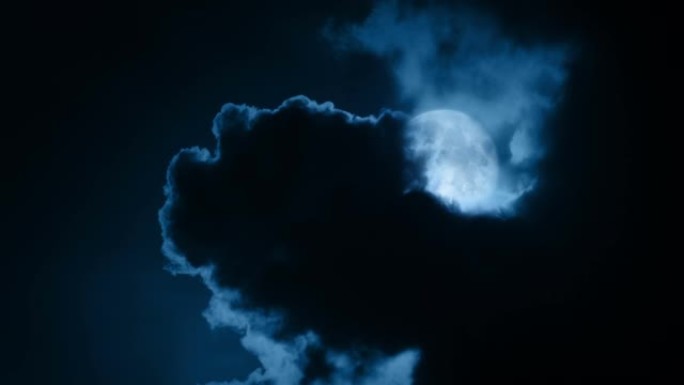戏剧性的月亮从乌云背后出来
